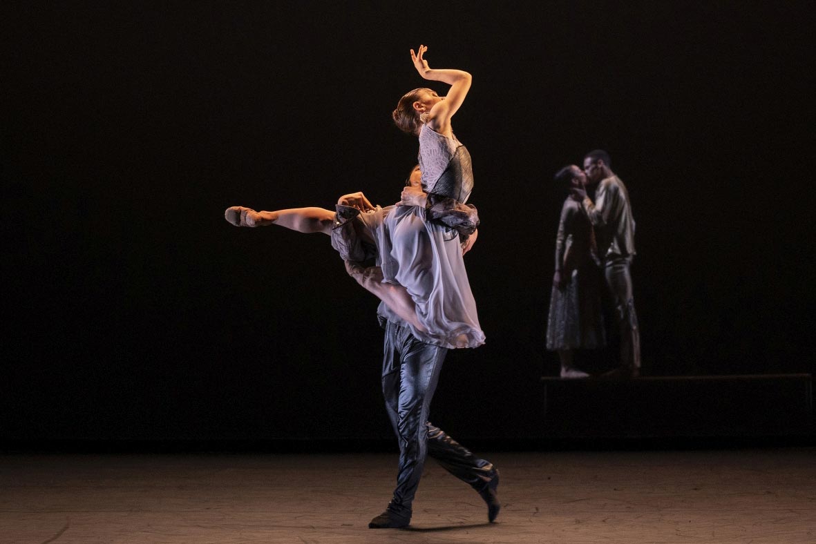 „Verklärte Nacht“ ist die choreografische Uraufführung von Ballettdirektor Antoine Jully und zugleich Titel des Ballettabends.