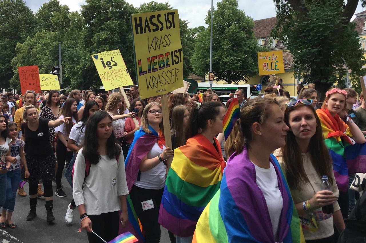 Die Demonstration zum CSD in Oldenburg zieht nach zwei ruhigeren Jahren am Samstag, 18. Juni, ab 13 Uhr wieder laut, bunt und vor allem politisch durch die Innenstadt.