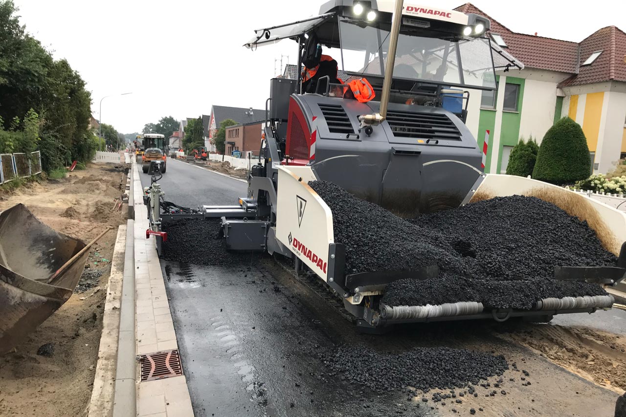 Heiße Angelegenheit: An der Bremer Heerstraße wurde auf einem Teilstück im zweiten Bauabschnitt Bitumen in die Fahrbahn eingebaut.