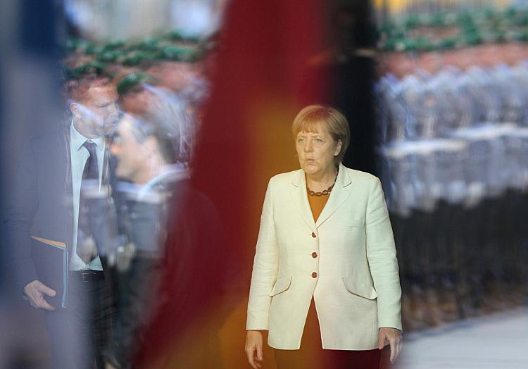 Angela Merkel hinter einer Glasscheibe im Spiegel von Bundeswehrsoldaten, über dts Nachrichtenagentur