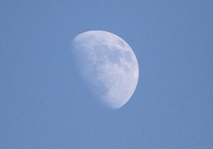 Mond (Archiv), Mond bei Tageslicht, blauer Himmel, über dts Nachrichtenagentur