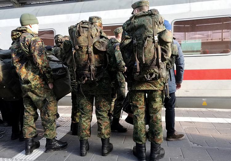 Bundeswehrsoldaten fahren Bahn (Archiv), über dts Nachrichtenagentur