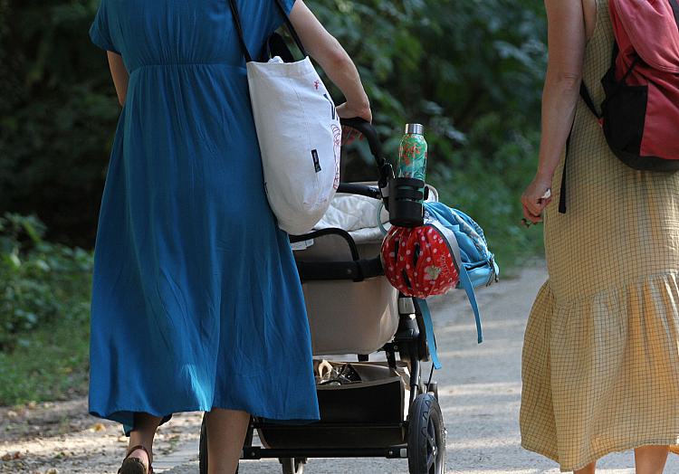 Zwei Frauen mit Kinderwagen am 21.08.2023, über dts Nachrichtenagentur
