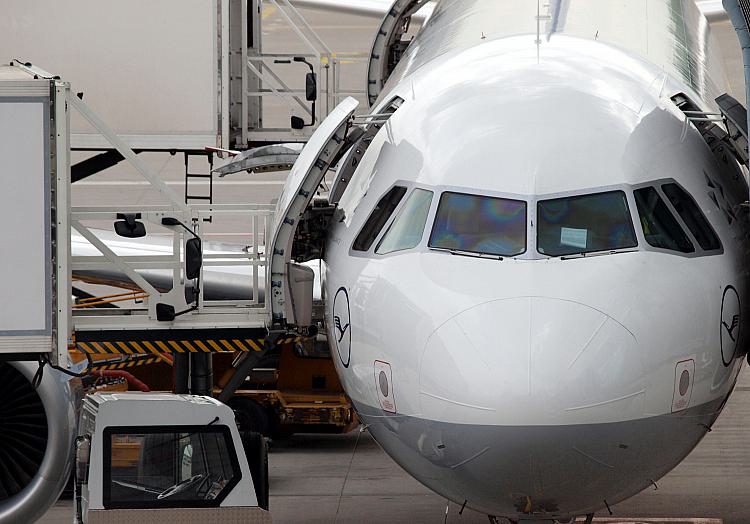 Lufthansa-Maschine wird am Flughafen beladen, über dts Nachrichtenagentur