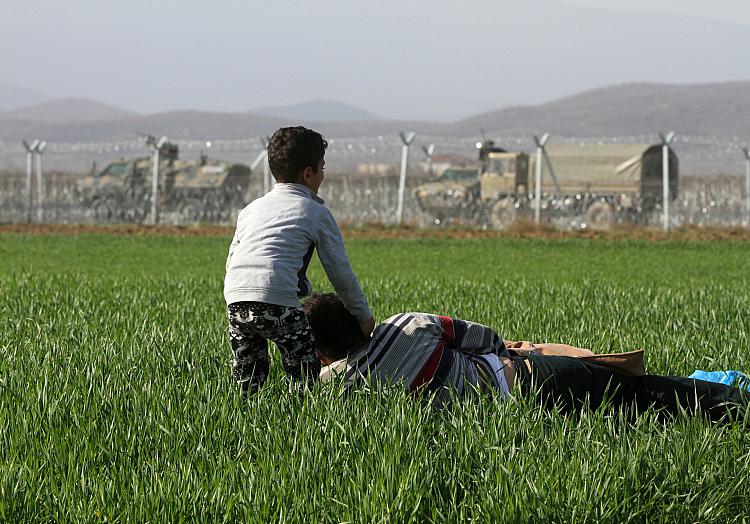 Flüchtlinge vor dem mazedonischen Grenzzaun (Archiv), über dts Nachrichtenagentur