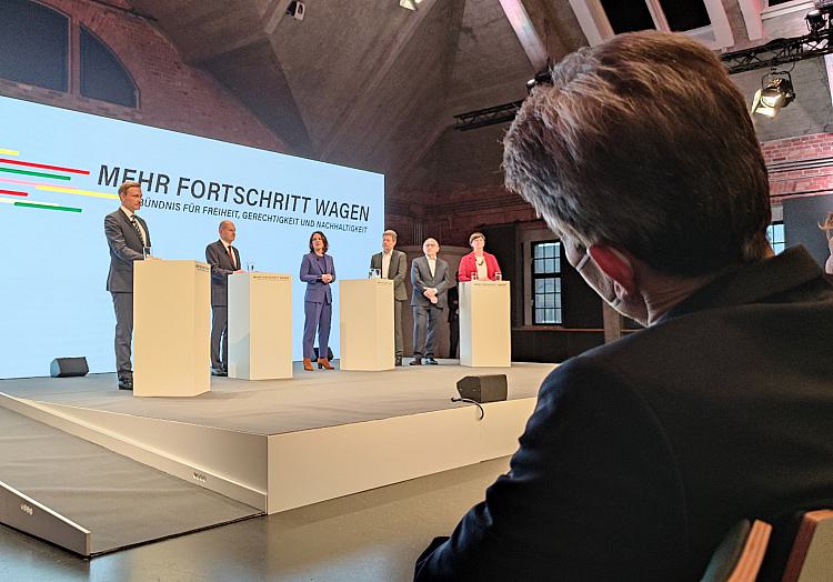 Rolf Mützenich bei Vorstellung des Koalitionsvertrags am 24.11.2021, über dts Nachrichtenagentur