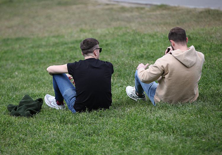 Zwei junge Männer in einem Park (Archiv), über dts Nachrichtenagentur