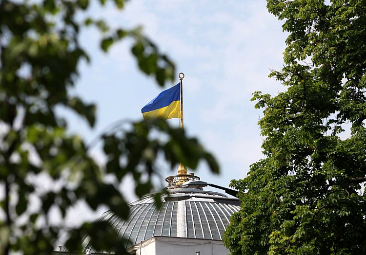 Ukrainische Flagge auf dem Parlament in Kiew (Archiv), über dts Nachrichtenagentur