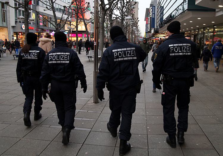 Polizei in einer Fußgängerzone (Archiv), über dts Nachrichtenagentur