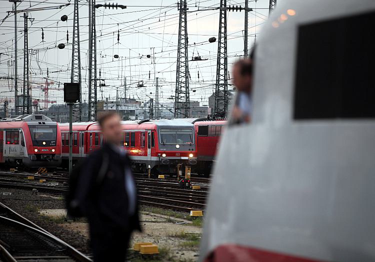 Lokführer unterhalten sich am Gleis, über dts Nachrichtenagentur