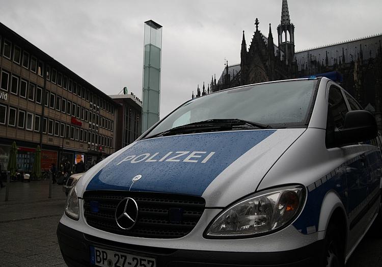 Polizeiauto vor Kölner Dom und Hauptbahnhof (Archiv), via dts Nachrichtenagentur