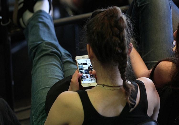 Junge Frau mit Smartphone (Archiv), via dts Nachrichtenagentur