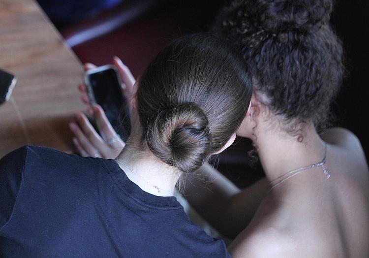 Junge Frauen mit Smartphone (Archiv), via dts Nachrichtenagentur