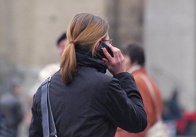 Frau mit Telefon (Archiv), via dts Nachrichtenagentur