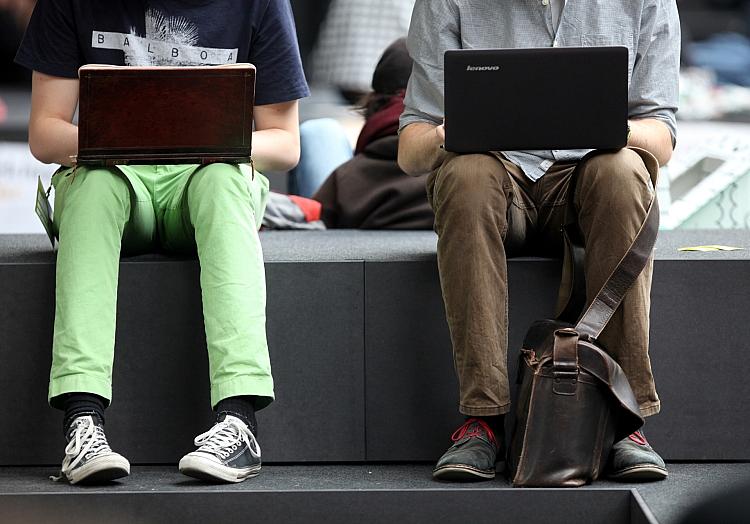 Zwei Männer surfen im Internet (Archiv), via dts Nachrichtenagentur