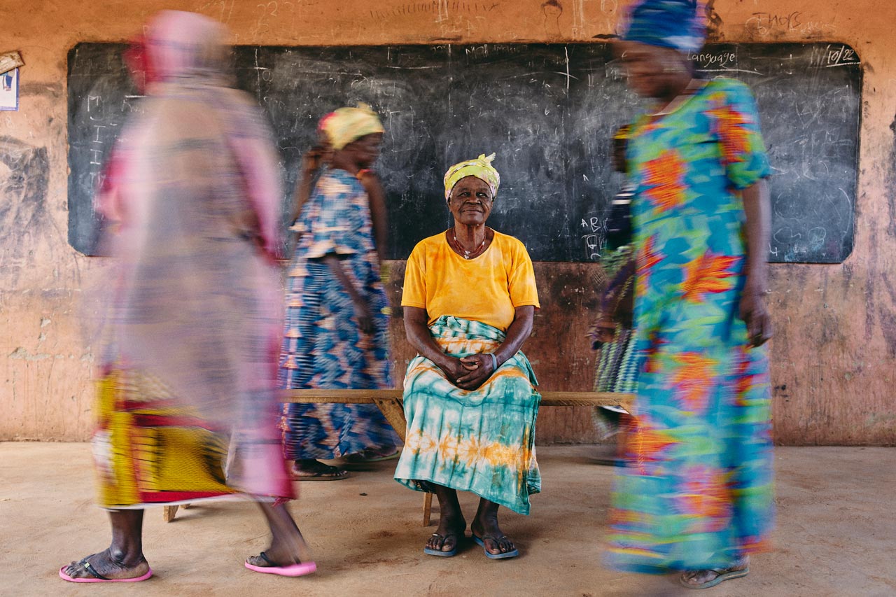 „The Big Forget“: Sugri Zenabu sitzt umringt von Bewohnerinnen in einem Hexenlager in Gambaga, Ghana. Sie zeigt einige Anzeichen von Verwirrung und Gedächtnisverlust verknüpft mit Demenz. Mit steigender Lebenserwartung wird Demenz in Afrika zunehmend zu einem Problem der öffentlichen Gesundheit und der soziokulturellen Entwicklung.