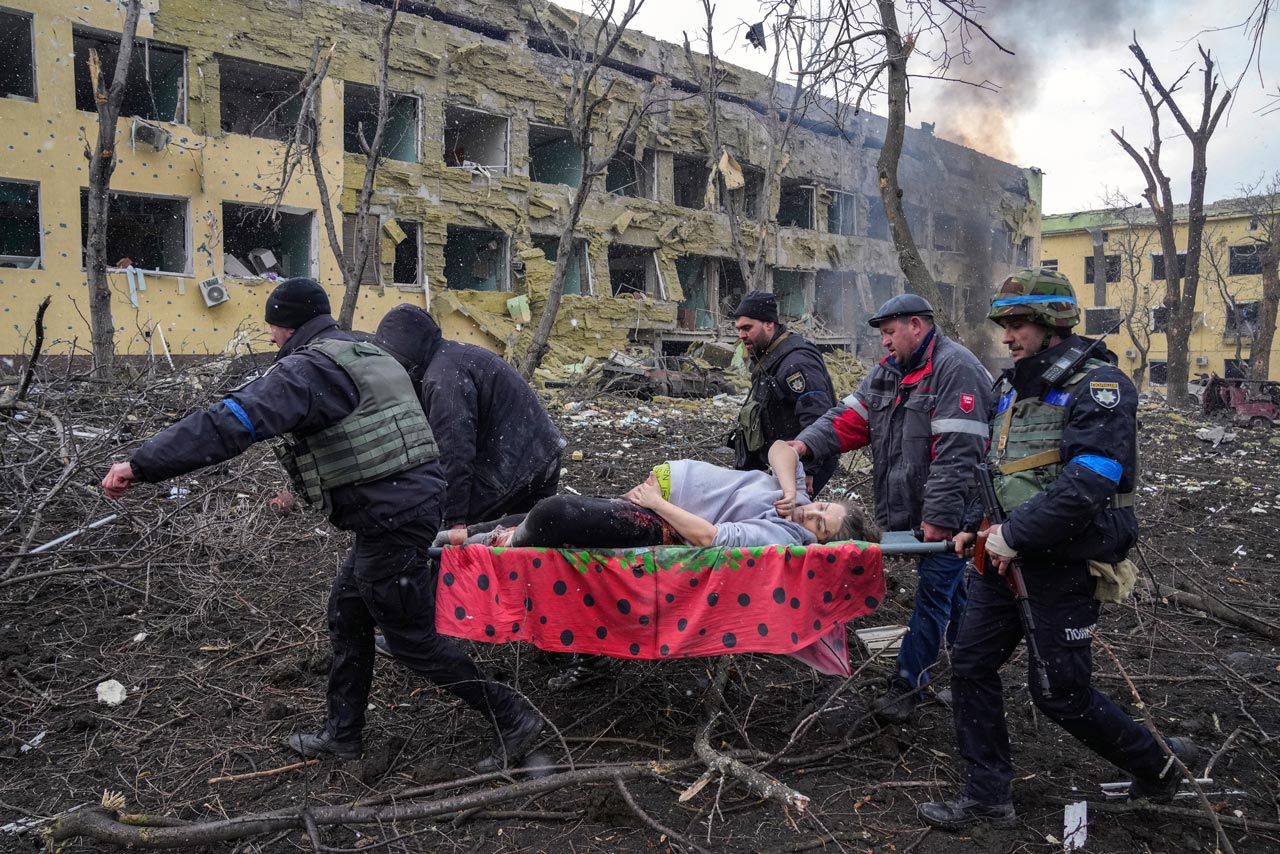 Weltpressefoto des Jahres „Mariupol Maternity Hospital Airstrike“: Iryna Kalinina (32), eine verletzte schwangere Frau, wird aus einer Geburtsklinik in Mariupol getragen, die durch einen russischen Luftangriff zerstört wurde. Ihr Baby Miron (nach dem ukrainischen Wort für „Frieden“) wird tot geboren, wenig später stirbt auch Iryna.