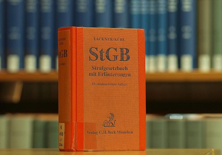 Das Strafgesetzbuch in einer Bibliothek (Archiv), via dts Nachrichtenagentur