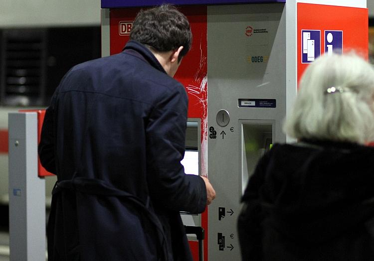 Reisender an einem Fahrkartenautomaten der Bahn (Archiv), via dts Nachrichtenagentur