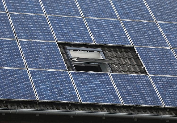Solarzellen auf einem Dach (Archiv), via dts Nachrichtenagentur