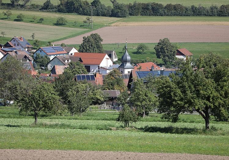 Verdächtig: Eine Wiese vor einem Dorf in Bayern, via dts Nachrichtenagentur