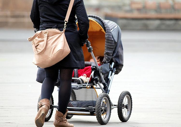 Mutter mit Kleinkind und Kinderwagen (Archiv), via dts Nachrichtenagentur