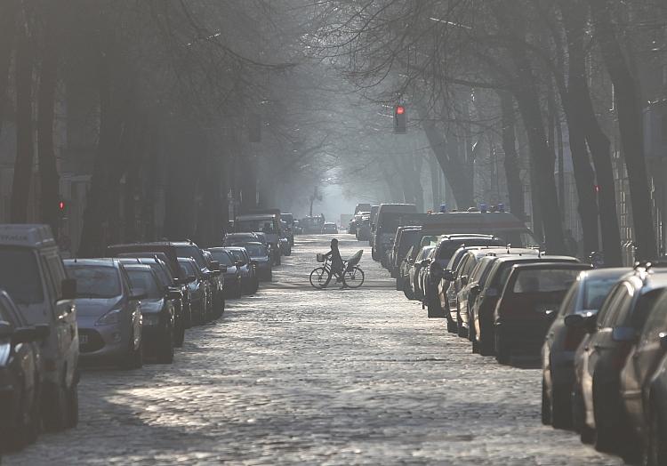 Parkende Autos in einer Straße (Archiv), via dts Nachrichtenagentur