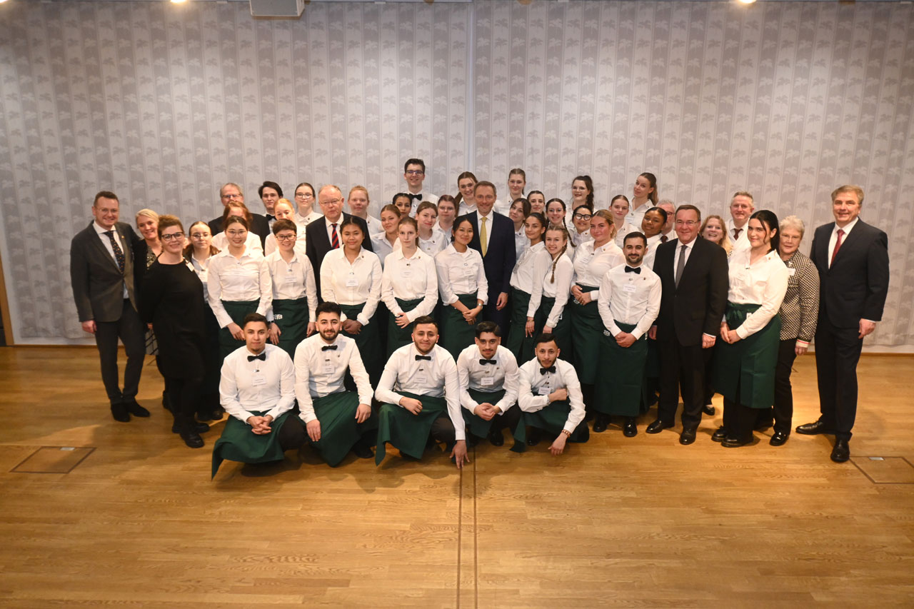 Ohne sie ging nichts beim „Defftig Ollnborger Gröönkohl-Äten“: Das Team, das die Gäste des Abends mit leckerem Grünkohl und Getränken versorgte.