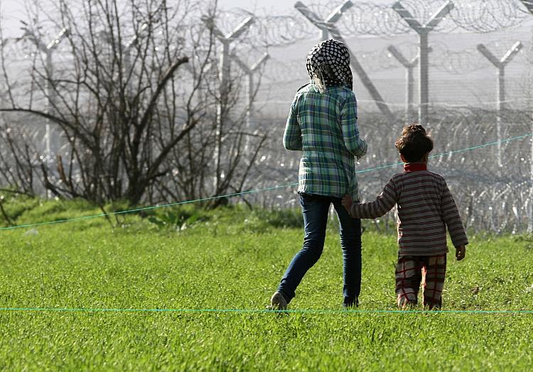 Flüchtlinge vor einem Grenzzaun (Archiv), via dts Nachrichtenagentur