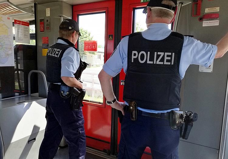 Zwei Polizisten im Zug (Archiv), via dts Nachrichtenagentur
