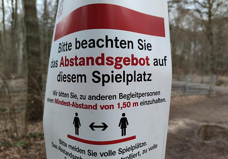 Hinweis auf Abstandsgebot auf Spielplatz (Archiv), via dts Nachrichtenagentur