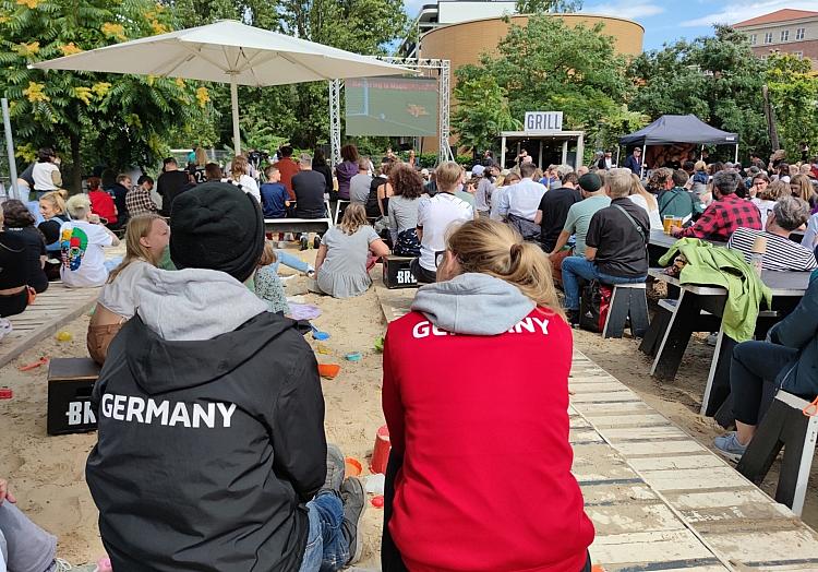 Public Viewing im Berliner Biergarten BRLO (Archiv), via dts Nachrichtenagentur