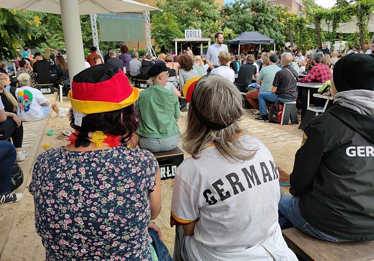 Public Viewing im Berliner Biergarten BRLO (Archiv), via dts Nachrichtenagentur