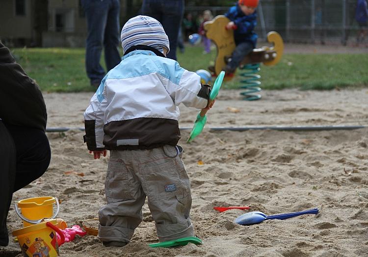 Kleinkind auf Spielplatz (Archiv), via dts Nachrichtenagentur