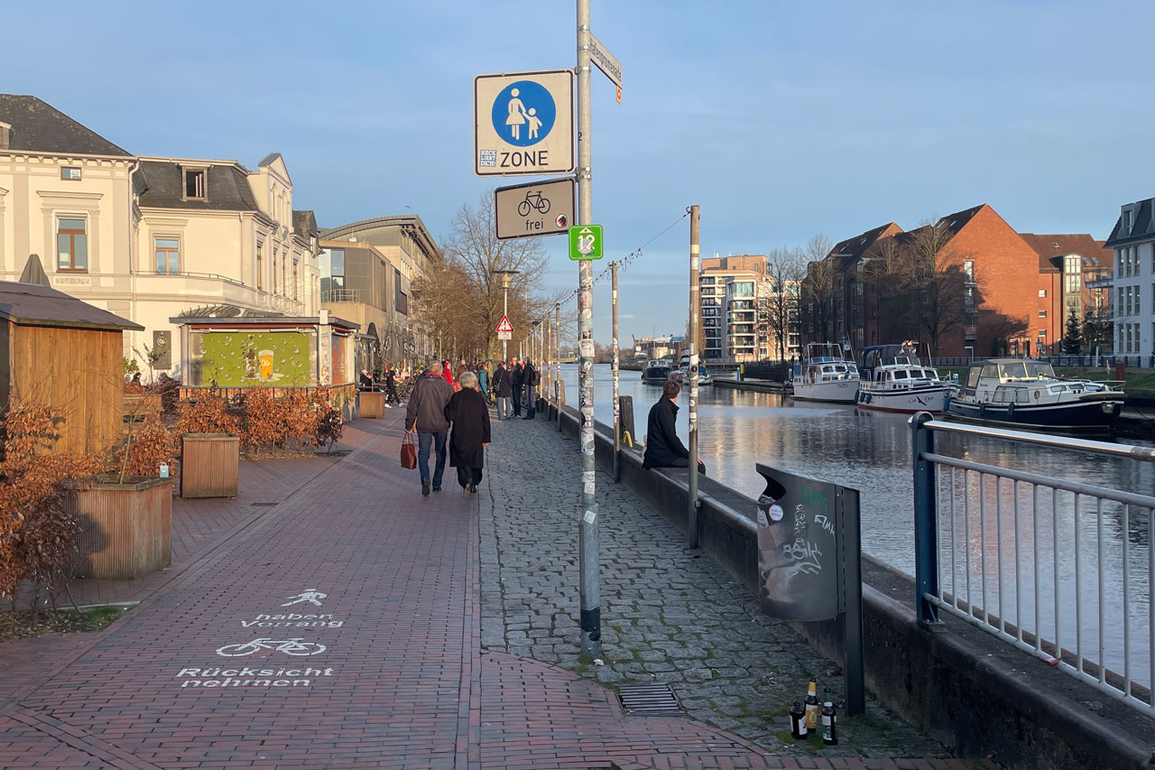 Ab Mitte März müssen Radfahrende ihre Räder über die Promenade am Alten Stadthafen schieben.