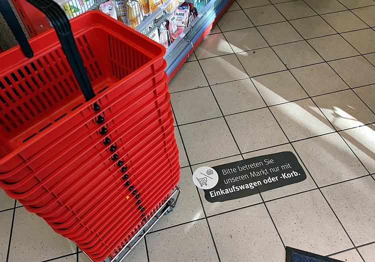 Einkaufskörbe mit Corona-Informationen in einem Supermarkt (Archiv), über dts Nachrichtenagentur