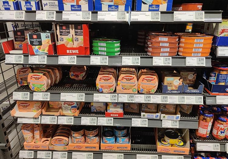 Supermarktregal mit Thunfisch-Dosen (Archiv), via dts Nachrichtenagentur