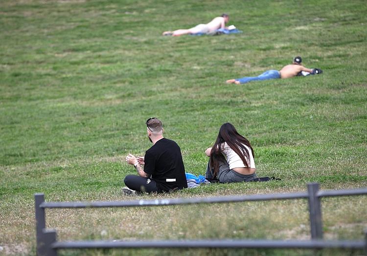 Junge Leute in einem Park (Archiv), via dts Nachrichtenagentur