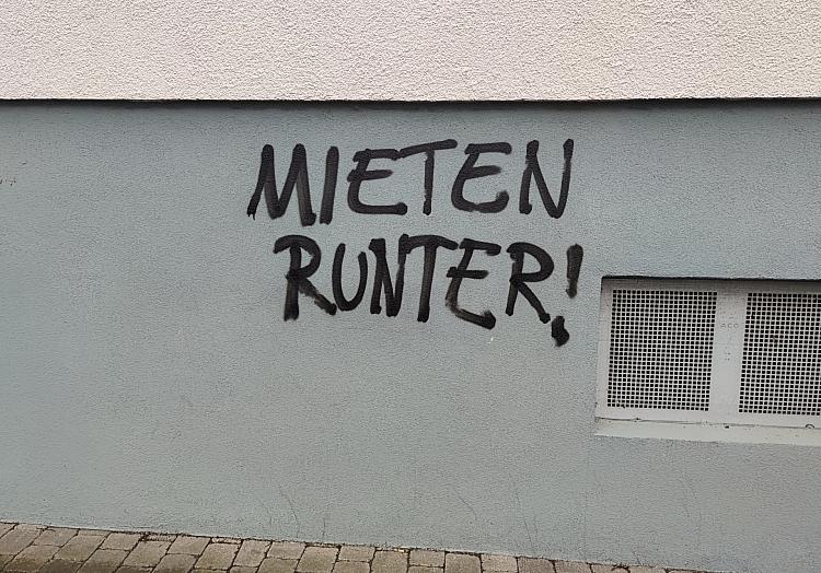 Graffiti mit Schriftzug `Mieten runter` (Archiv), via dts Nachrichtenagentur