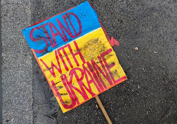 Schild `Stand with Ukraine` liegt auf dem Boden (Archiv), via dts Nachrichtenagentur