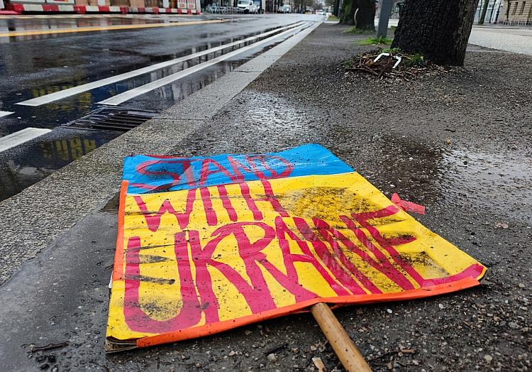 Schild `Stand with Ukraine` liegt auf dem Boden (Archiv), via dts Nachrichtenagentur