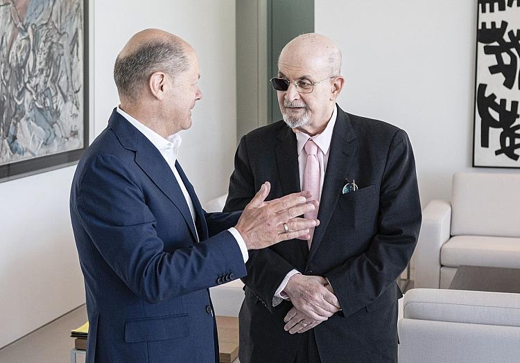 Olaf Scholz und Salman Rushdie am 16.05.2024, Bergmann, Guido/BPA via dts Nachrichtenagentur