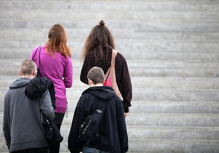 Vier junge Leute auf einer Treppe (Archiv), via dts Nachrichtenagentur