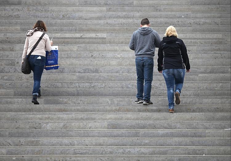 Drei Personen gehen eine Treppe hinauf (Archiv), via dts Nachrichtenagentur