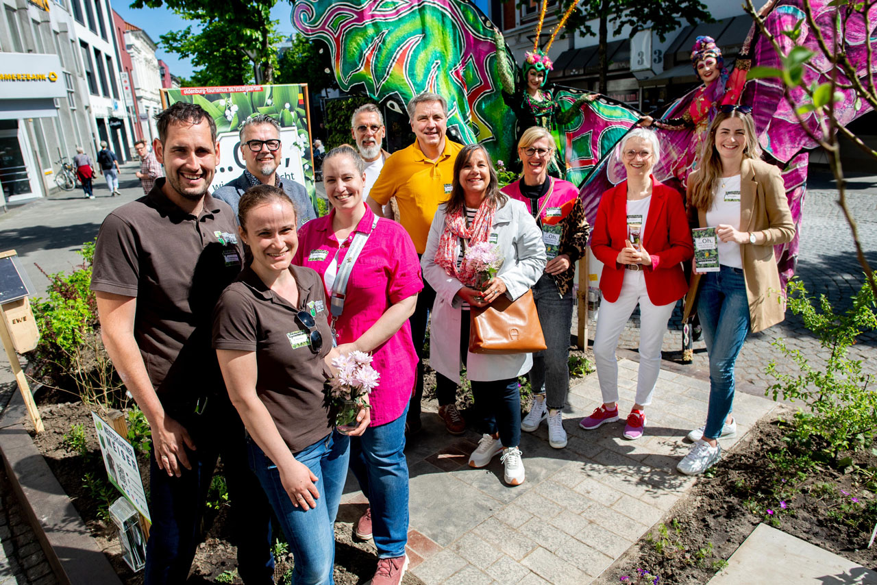 Eröffnung der Stadtgärten in dem Zukunftsgarten in der Heiligengeiststraße (von links): Eric Hermann Meiser und Dr. Sonja Meiser (Geschäftsführung Meistergärtner Meiser), Christoph Baak (Vorstand CMO), Friederike Töbelmann (OTM), Stefan Dieker (Vorstand CMO), Oberbürgermeister Jürgen Krogmann, Stadtbaurätin Christine-Petra Schacht, Frauke Bitterer (EWE AG), Silke Fennemann (Geschäftsführerin der OTM) und Melanie Jauken (OTM).