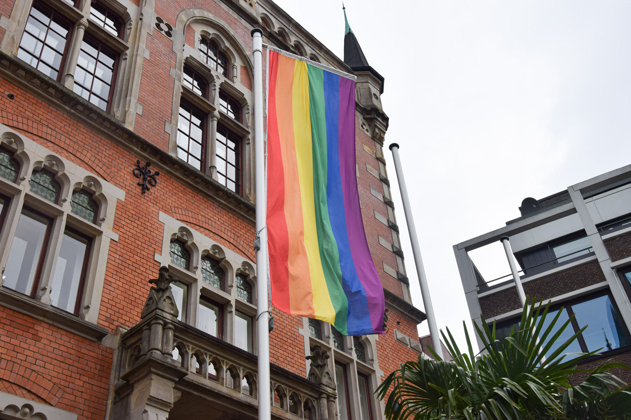 Während des Pride Month ist die Regenbogenfahne vor dem Alten Rathaus gehisst.