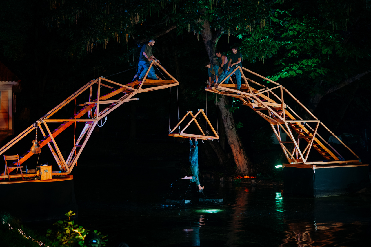 Die 8 bis 10 Meter hohe Holzbrücke ist Zentrum der Performance.
