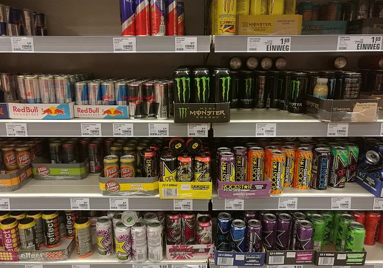 Energydrinks im Supermarktregal (Archiv), via dts Nachrichtenagentur