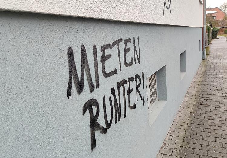 Graffiti mit Schriftzug `Mieten runter` (Archiv), via dts Nachrichtenagentur