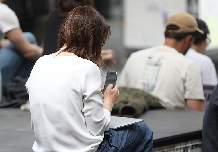 Frau mit Smartphone (Archiv), via dts Nachrichtenagentur
